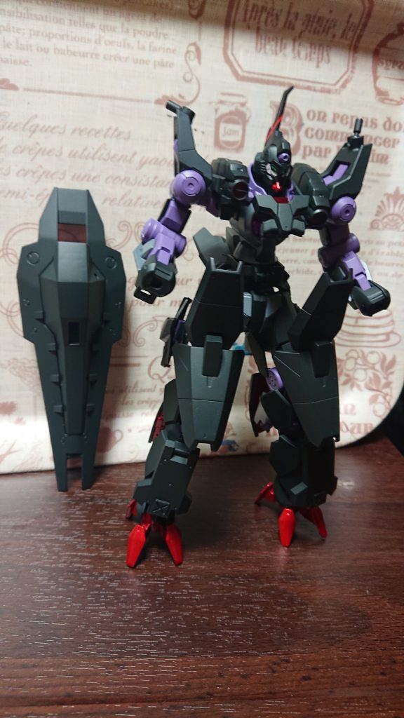 塗装途中。紫の存在感が強すぎてドムみたいな色合いになってしまった。ジェットストリーム…