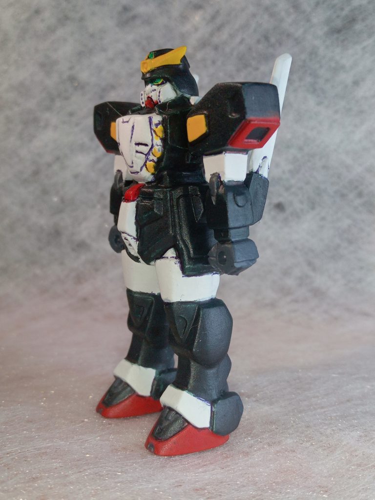 肩のバーニアノズルはプラ板の加工です