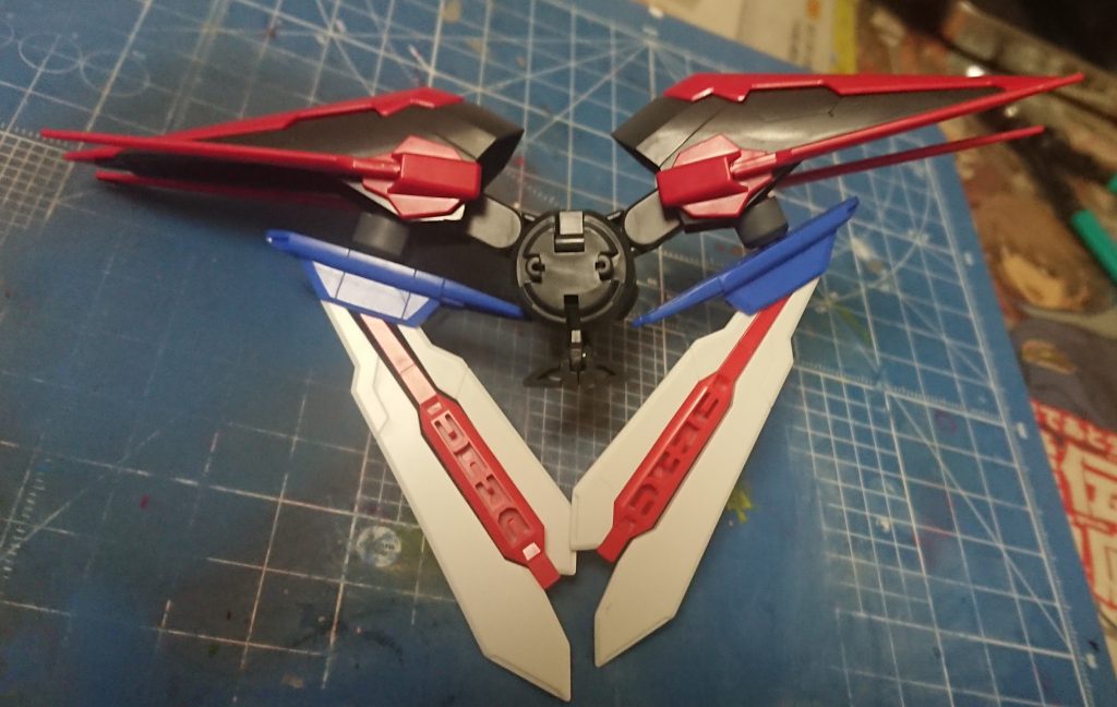 ゴッドの羽の取り付け方が中々決まらず最初は少し悩みました。しかしどうしてHGFCのゴッドの羽にはこんなに目立つ肉抜きがあるんでしょうね……パテはまだ苦手なので埋める練習としては簡単で良かったです。