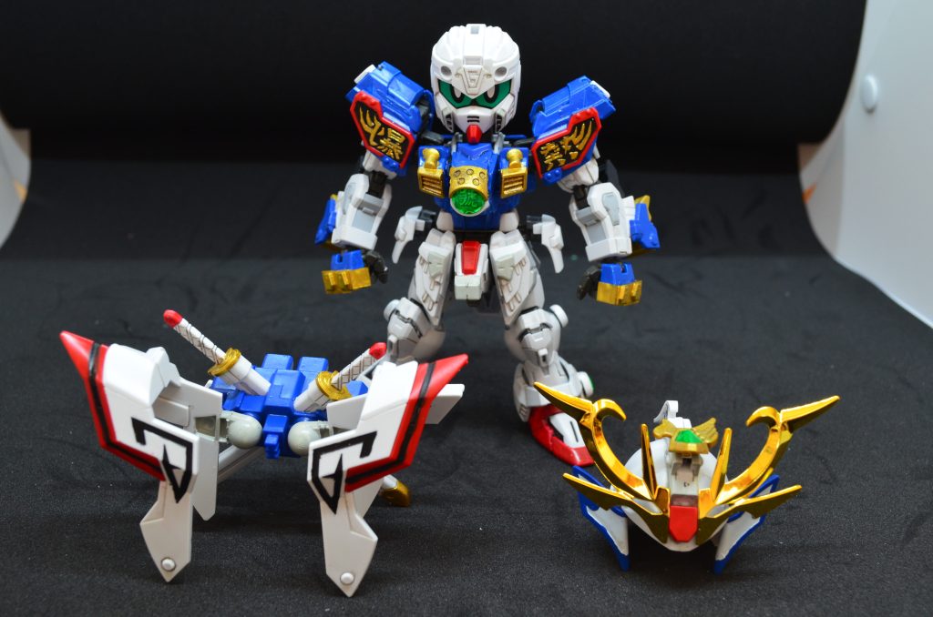 一応バックパックと兜は取り外し可能ですが、爆熱の文字とスカートアーマー、胸部装甲などが着脱不可なので完全な軽装状態とはいかないですが。闘覇の羽織は、本来胴体側に接続されていますが、肩回りの稼働が窮屈だったのでジョイント部で切断、180度回してバックパック側に接続しています。
