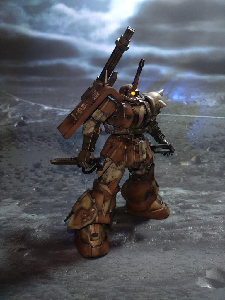 迷彩塗装をしようとしたのですが、なんかこれじゃない感が出てしまったのでサッパリと諦めました(^_^;)                       アタッチメントに余りが有ったので、ガトリングとヒートマチェットを装備させました😁