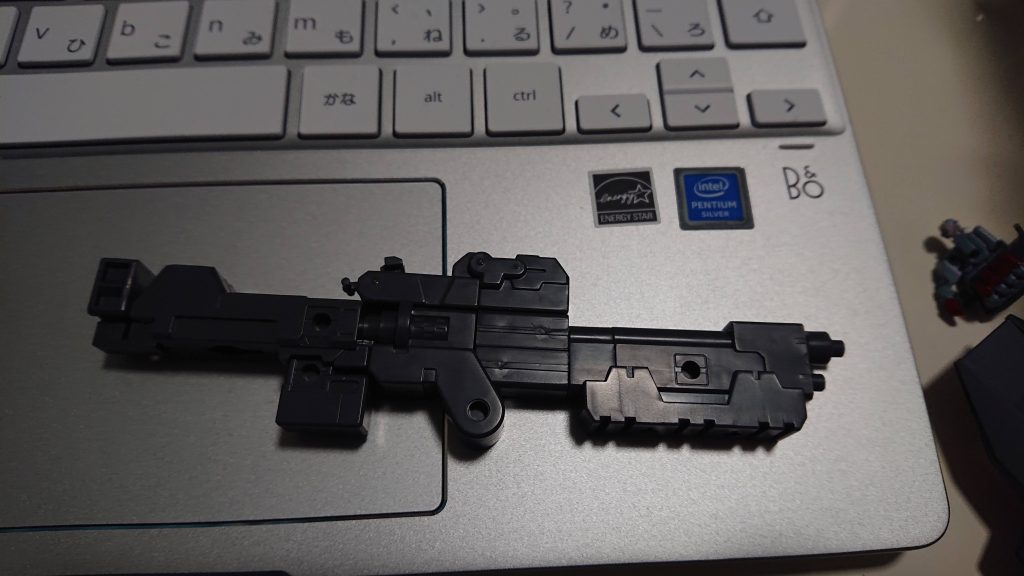 グレイズアインの体格にはカバカーリーのショットガンは小さすぎたので、ビームショットガンとしてMSGのストロングライフルを組み替えて利用。