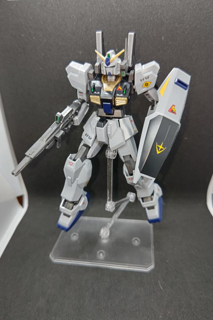 通常の立ち姿。写真思ったよりブレてますね。E.F.S.Fのところは本来はA.E.U.G、肩の連邦政府のエンブレムと盾の連邦軍エンブレムは本来はアルファベットでAG、盾と左胸のロンド・ベルのエンブレムは本来はエゥーゴのエンブレムを貼り付ける箇所になります。