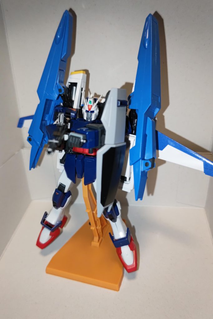 デカールを貼る前に撮ったものですが、Gディフェンサーをドッキング！そのままでは軸の長さが足りませんが、パワードアームズパワーダーの接続ジョイント等で軸の長さを伸ばしてやるとストライカーパック用のプラグに接続できます。