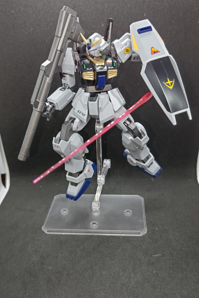 盾を目立たせつつバズーカとサーベルを持たせてみて。デカールは剥がれやすいと感じたところは上からクリアーのガンダムマーカーを筆で塗ってトップコート代わりにしています。ライトっぽいところはクリアー光沢、発光はしてなさそうなところはクリアーつや消しと言った感じです。