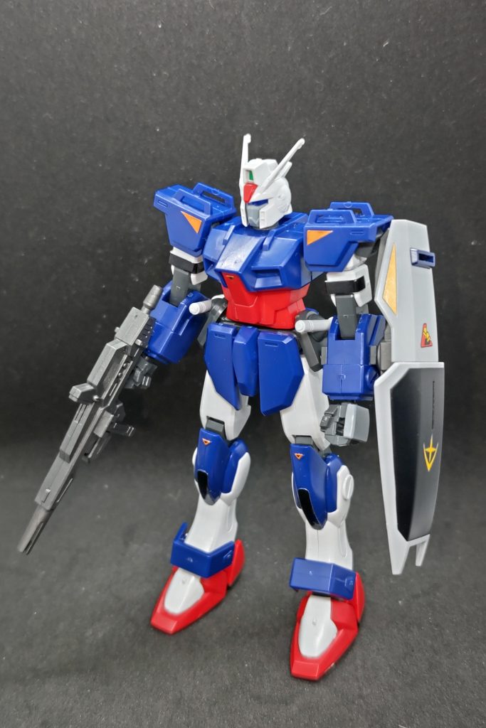 そんなわけで立ち姿です。シールドとビームライフルは前に投稿したガンダムMk-Ⅱのものそのままです。ダガーのシールド接続ジョイントにMk-Ⅱのシールドは無改造で取付可能。武器も無改造で持てます。本体シールはつや消しか光沢のガンダムマーカーで上からコートしているのも同じくです。流石に昔の模型なので可動範囲は現在の模型よりは少なめ。