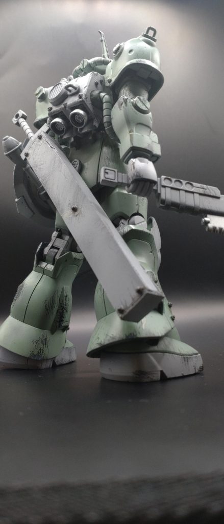 うしろすーがた。ヒートソード鞘はプラ板でスクラッチ。肩のナイフと同じく装備させないフレーバーテキストのような物です。