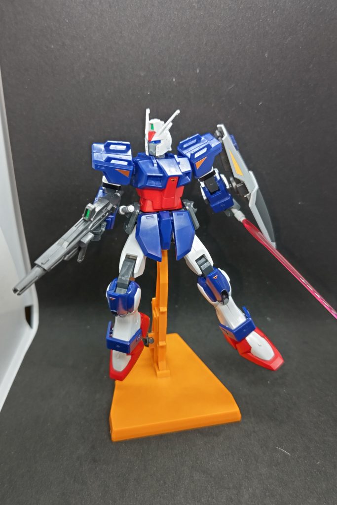 サーベルを構えさせてみて。この子は元々スタンドがついているのが中々に便利。ただ角軸なので最近のスタンドに対応させるには調整が必要です。