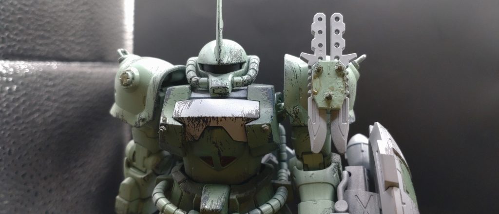 アスタロトリナシメントのナイフや30mmの穴カバーとかジークルーネの盾とか改造した際の余り物をぶち込みました。残党なら物資もカツカツだからあらゆる物使ってんじゃねという浅い見立て。