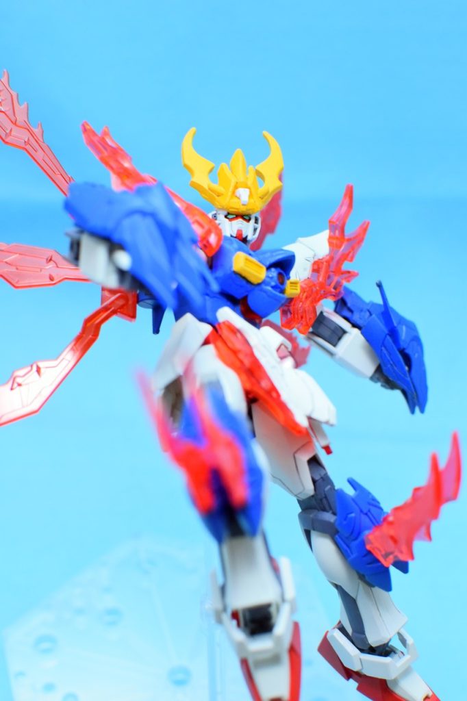 炎の爪は膝にも取り付け可能。状況に応じて腕と膝の爪を切り替えます。