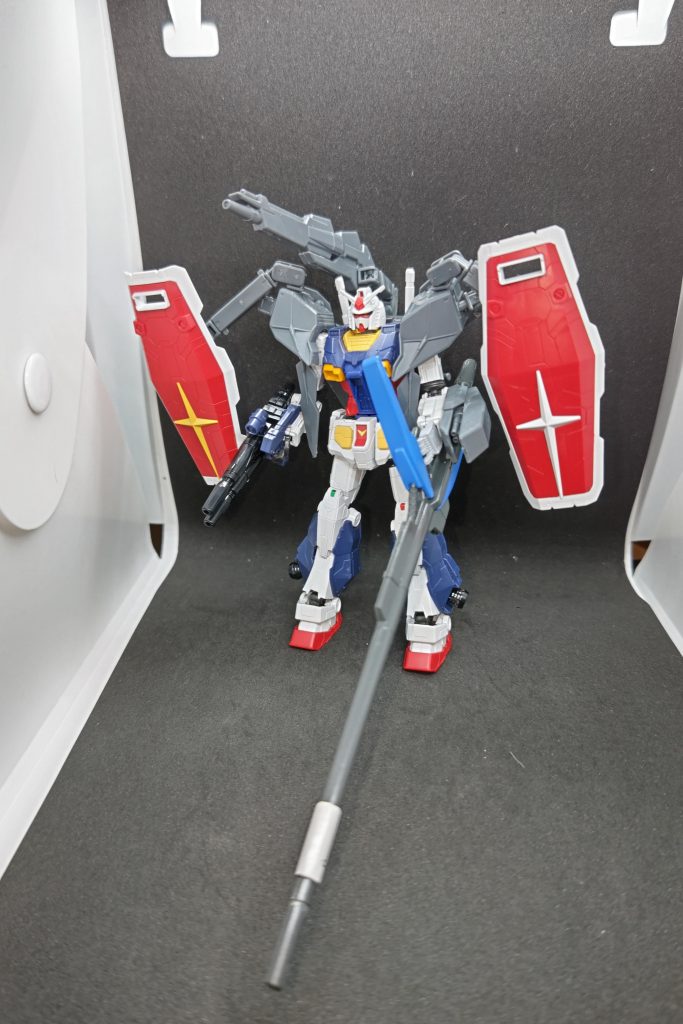 全体図、素体は横浜ガンダムことRX-78F00。こちらにHMT仕様からビームライフルと胸部装甲、脚部スラスターを移植しています。シールドもF00とHMT両方から持ってきて2枚持ちに。腕部のガトリングやバックパック、背部のサブアームとキャノンはHGBCパワードアームズパワーダーのもの。キャノンは兜甲児のイチナナ式のマシンガンのイメージで装備しています。スーパーガンダムのロングライフルはここ最近何度も登場しているHGUCスーパーガンダムのもの。持たせるためにビルダーズパーツのMSハンド連邦系を使っています。肩を覆っているのはHGBDダブルリベイクライフルから。リード線を繋げばハーケンの射出演出もできますが今回は撮っておらず。