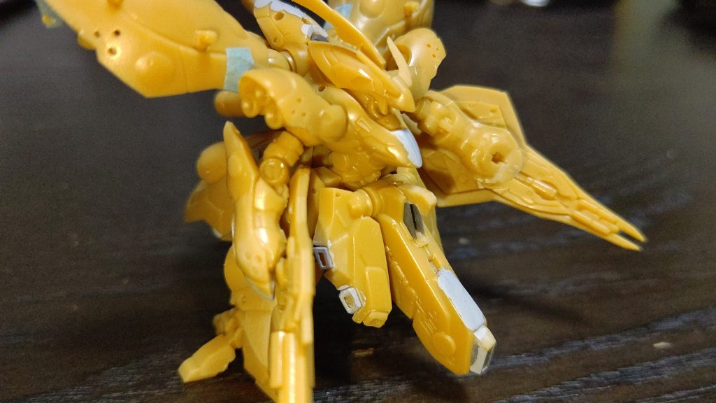 フロントアーマー、フンドシ部のスラスターは彫り直したり、別パーツ化してます。全般的にスジ彫りしなおしたり、ブチ穴をピンバイスで深くしたりしてますが、今から見ると、モールドが甘い箇所ありますね。        https://twitter.com/Juntaro_nullmo/status/1557972428847927296?t=Rd-aKFA_r00T1fSp2yidkw&s=19