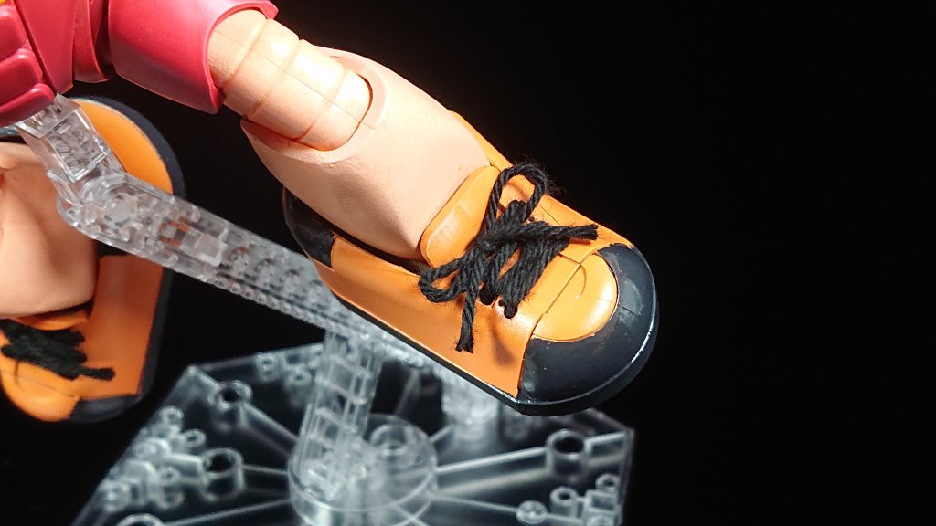 運動靴のヒモは、ちょいと太めの糸で本物の靴みたいに結びました。