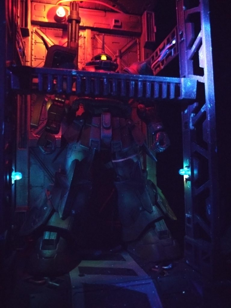 ライトアップ&煽りからの撮影上半身を赤く、下半身を青く照らすことでなかなか面白い作風に仕上がりました😁