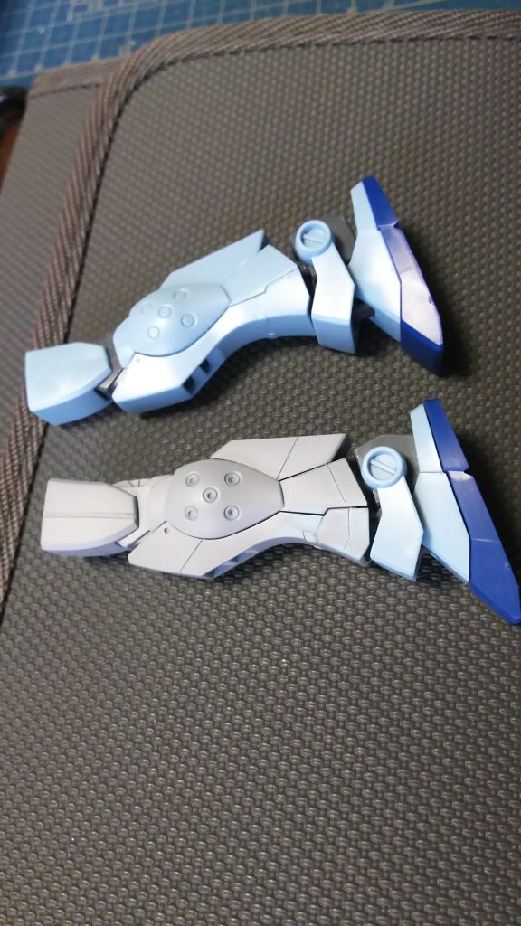 上が無加工で、下がスジボリなど追加したものです。