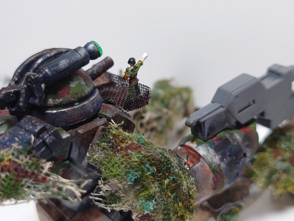 兵士はガンプラの1/144兵士、足にいる兵士はワールドタンクミュージアム対決編のドイツ軍兵士を使っています。