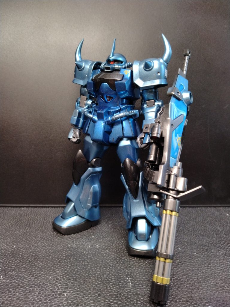 加工はスパイクの鋭利化、ハイキューパーツのマイナスパイル埋め込み、そして定番のモノアイＨアイズ（笑）Ｈアイズは、レッドだけじゃグフカスの怖い感じが出ない気がしたので、ガンマカのメタリックレッドを振らずに出したクリアレッドを少し塗りました。