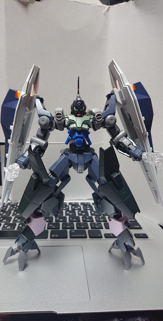 いろいろやって第4版。構想はほぼ完成。肩のシールドはMGのヘイズルのシールドブースターを利用しました。デカい。ところどころ30MMのパーツを利用。安くてカッコよくて加工もしやすい。