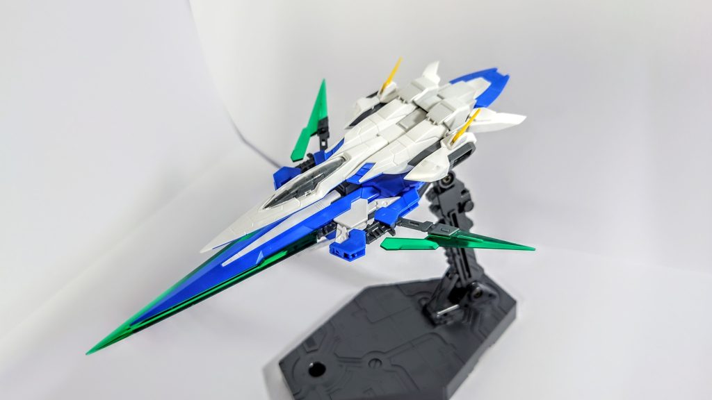 両サイドのバインダーを外すとスリムになってしまいますが、GNソードⅣフルが残っているのでそこそこ見れる姿…だと思っています。武装も残っているので砲撃も出来ますが、粒子残量が気になるところ….機首が複合センサーで、MSに搭載されているものより上等ということなので、戦闘宙域外からの状況観測と数回だけの超長距離砲撃の運用ですかね。