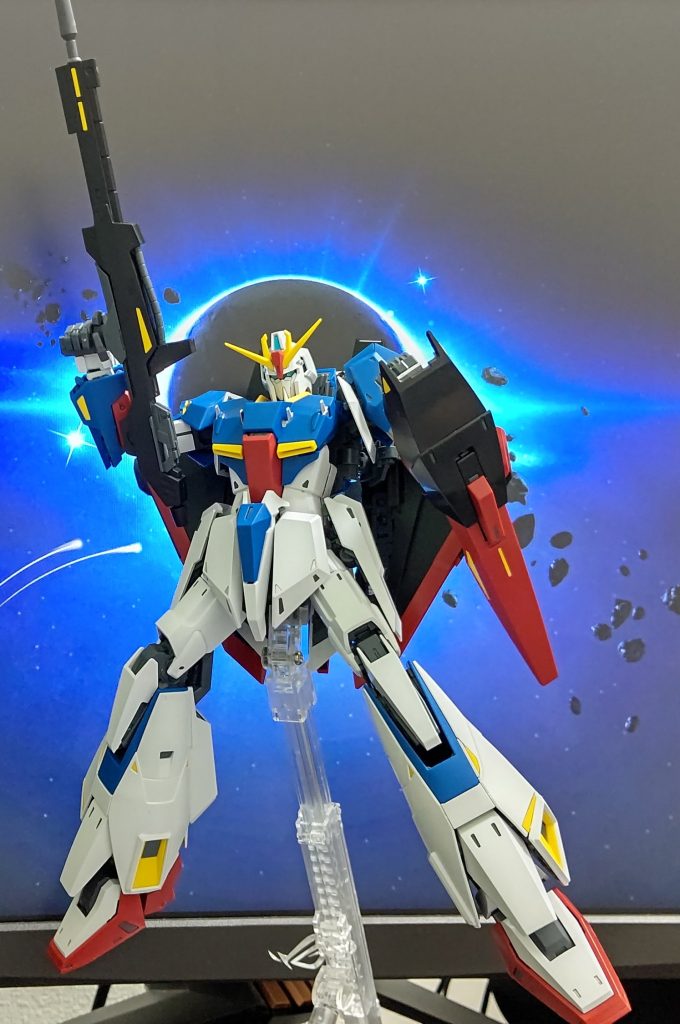 下からのアングルでもめっちゃかっこいい!Ζのデザインほんと色褪せない唯一性があって大好きですΖは人によって理想像がかなり異なるため今回キット化するに当たって人によって賛否両論の意見があると思います自分も最初は少し面長かな?と思ってたけど今となってはこれが一番バランス取れてるようにみえるし概ね満足してますただ胸部の突起部分は余計かも…