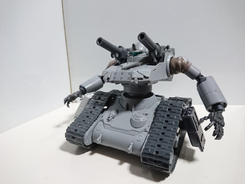 元は格闘戦も行けるタンク型で作るつもりでしたがキャタピラの軸が折れた上に修復も失敗したので後にしばらく下半身なしになってました。