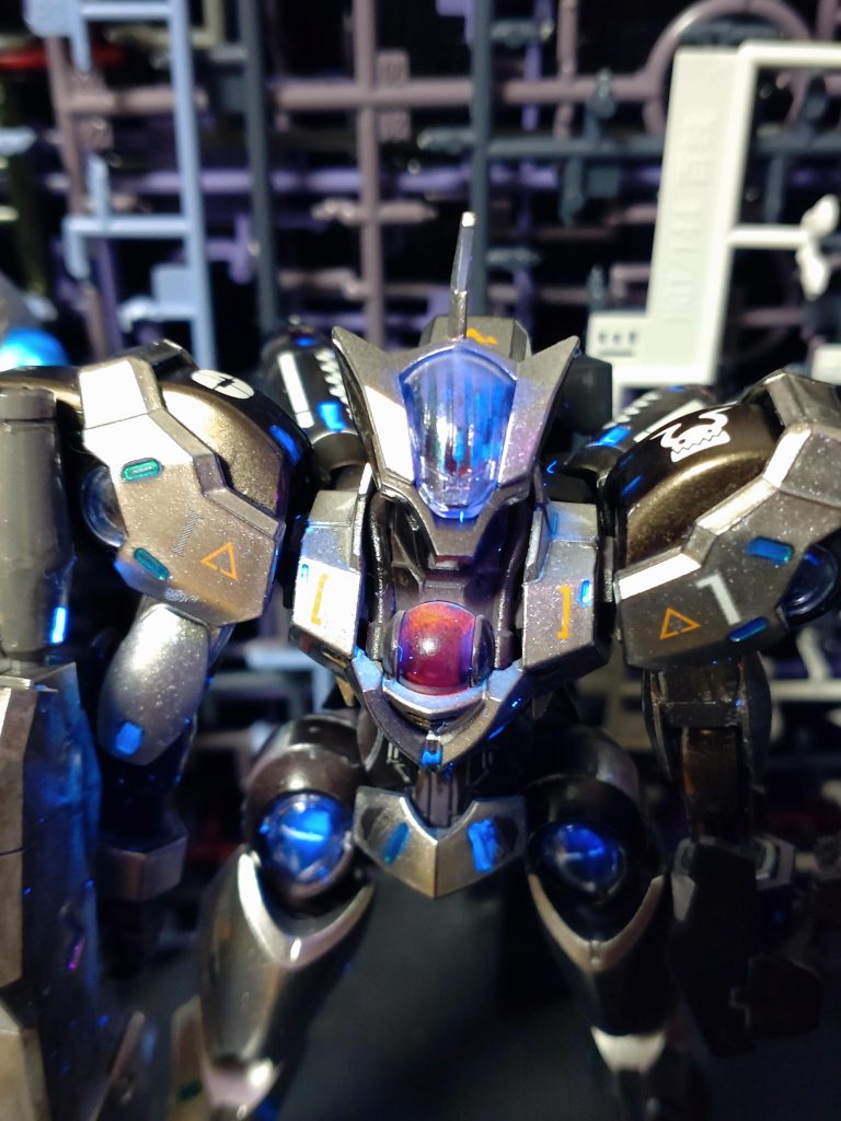 蛍光は赤と青頭は中に塗装　胸は先にはめてしまったので外から塗装 