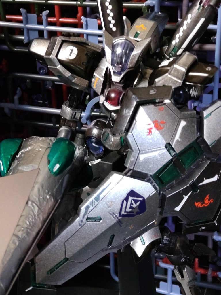 自作武器のハリボテ感が凄いw塗装で誤魔化せるのは限界あるね