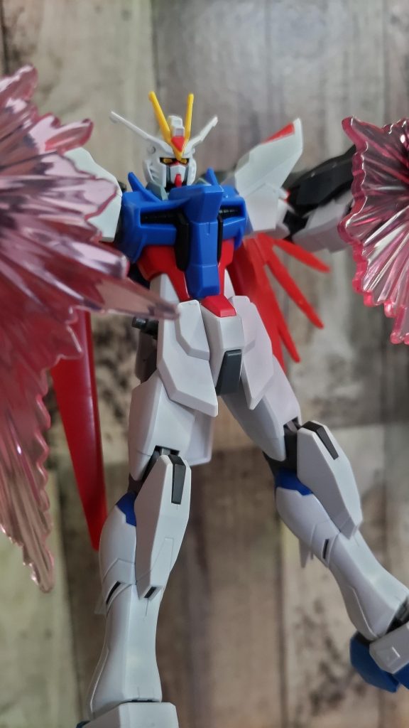 バックパックの武装（腕）と交換すればバリアを発生させることが可能。光の翼を同時に解放すれば全体にバリアをまといながら攻撃が可能となる。