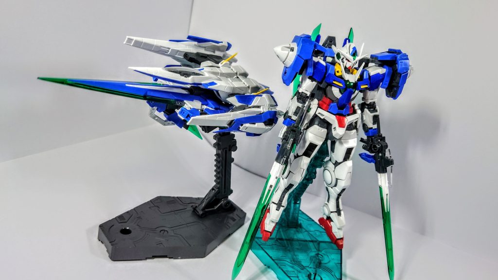 以上、オーライザーリペアでした。ダブルオーエクスの背面にクアンタのバインダーをくっ付けてしまったことでオーライザーが要らない子になってしまい、どう救うべきかと悩んでおりましたが、ダブルオーエクスと並べて飾れるようになったのでとりあえず満足です。こちらもオリジナルカラーに塗る予定ですが、いつになることやら…