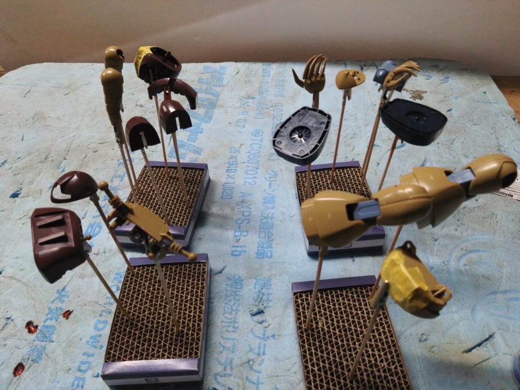 スカイブルー と キャラクターホワイトの塗装をします。 お腹の部分は白にするのでマスキングテープをペタペタしてます。