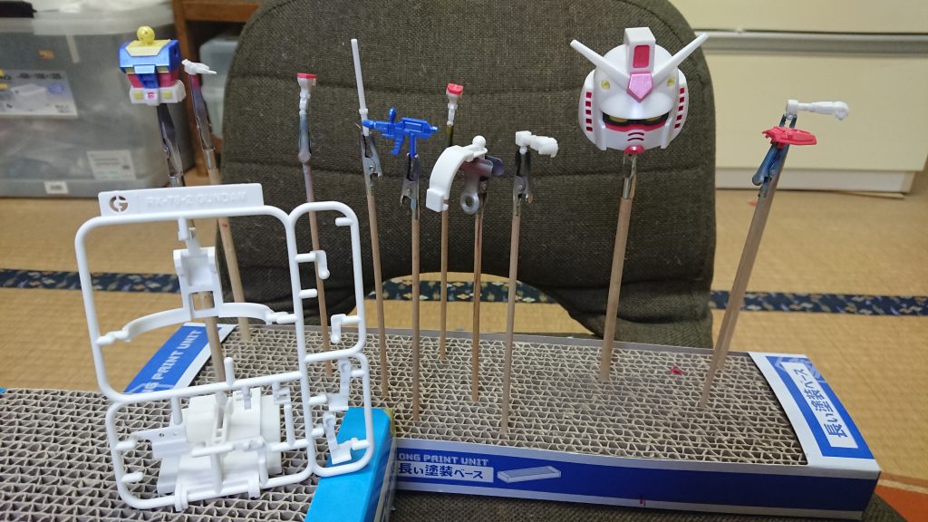 全パーツです。とにかく頭が重いwと、とても可愛いフォルムのガンプラくんですが、ちょっと気になったことが。説明書にも書かれてますが、目玉の新素材で作られていることの影響か、切断時の白化しやすいことと耐久力があまりないようです。あまりぐりぐり動かすとおそらくぽっきり逝きますwというよりも、実際ライフル、バックパックのサーベルの一部折れましたwただ、ディスプレイ用としてみれば十分な耐久性と、塗装は全く問題なさそうなので、塗装メインの作成なら十分楽しめると思います。(サフや洗浄はした方がいいかもですが)と、十分オススメしたいガンプラくんでした。そして、水性パールホワイト、思った以上にキレイに発色するのでこちらも合わせてオススメします。これは実際に確かめてみないと分かり辛いのでw