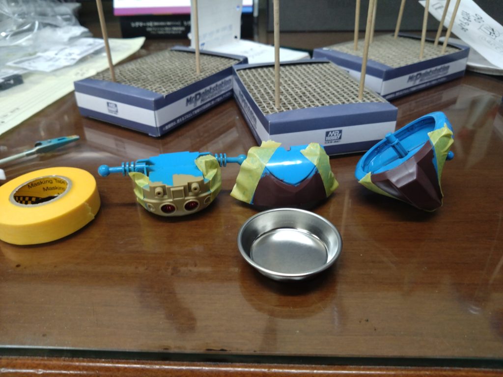 塗装後 マスキングした箇所をキャラクターホワイトで スプレーします。見えない箇所は 塗ってません。