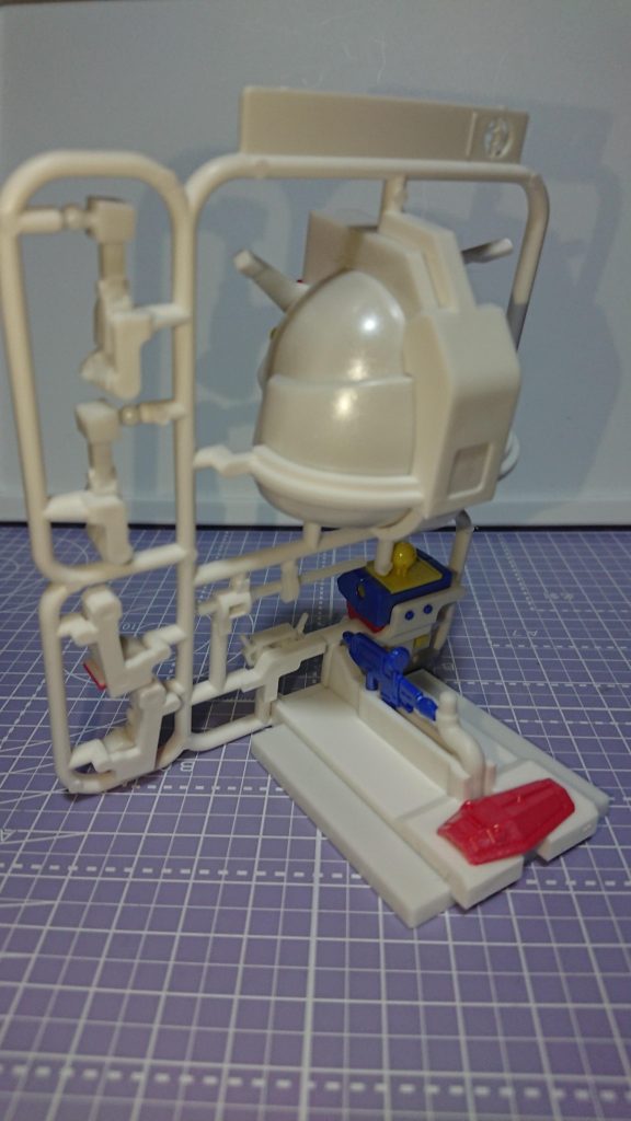 ライフル、シールドは台座にセットできるようになっております。