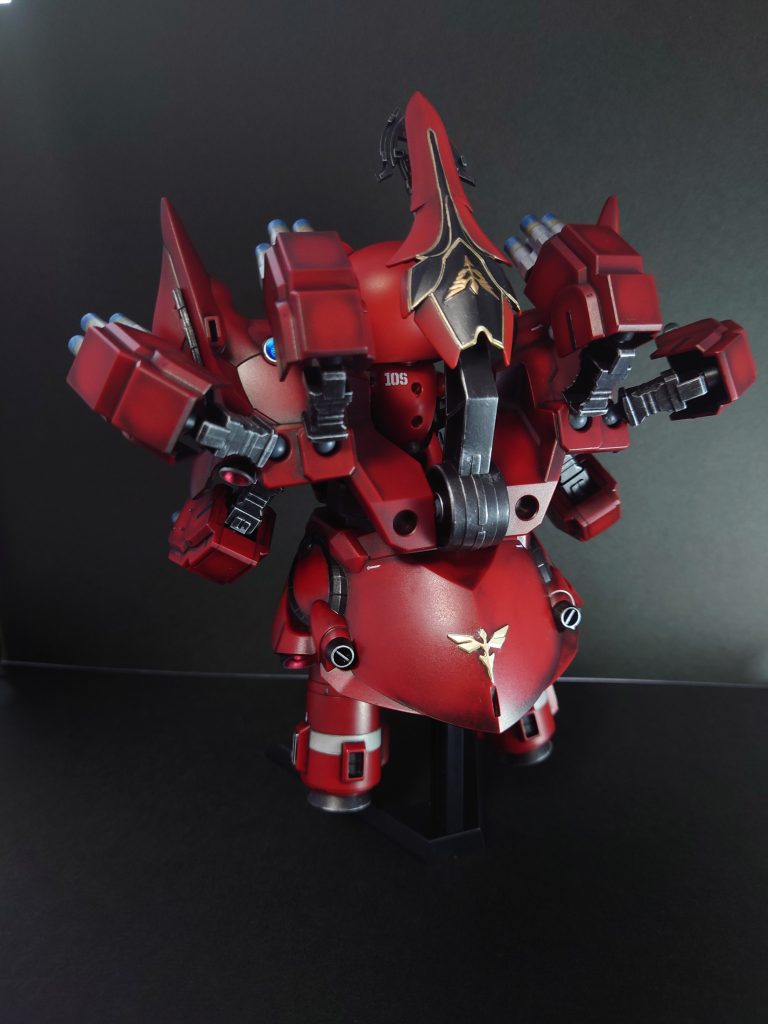 ネオジオンの紋章はプルプルなりながら筆塗りしました(*^^*)ボリューミーな機体ですがパーツは少なく組みやすいキットでした。