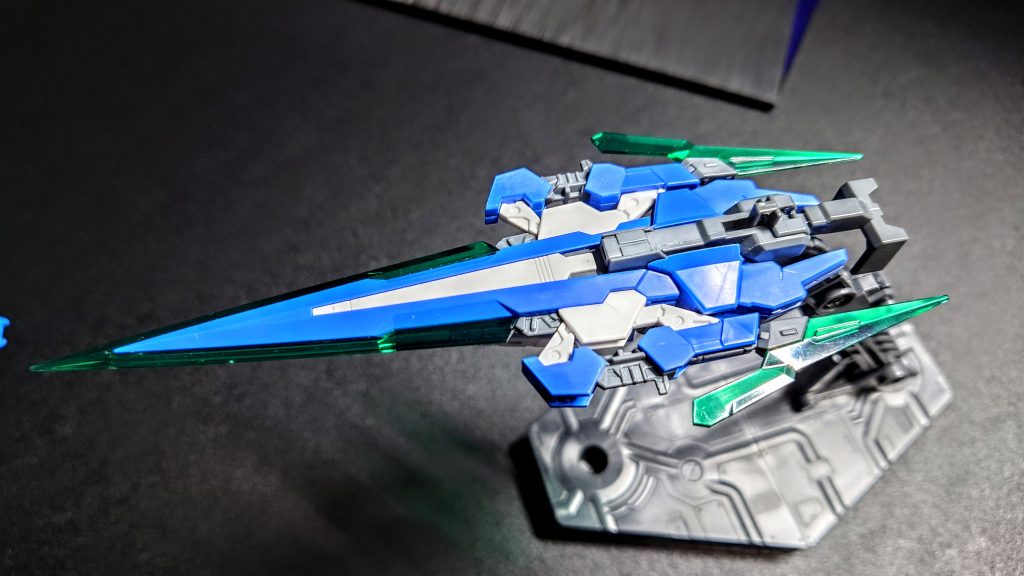 GNソードⅣフルセイバーをどう吊り下げるかが課題でしたが、GNソードⅢの持ち手を移植することで解決しました。なので