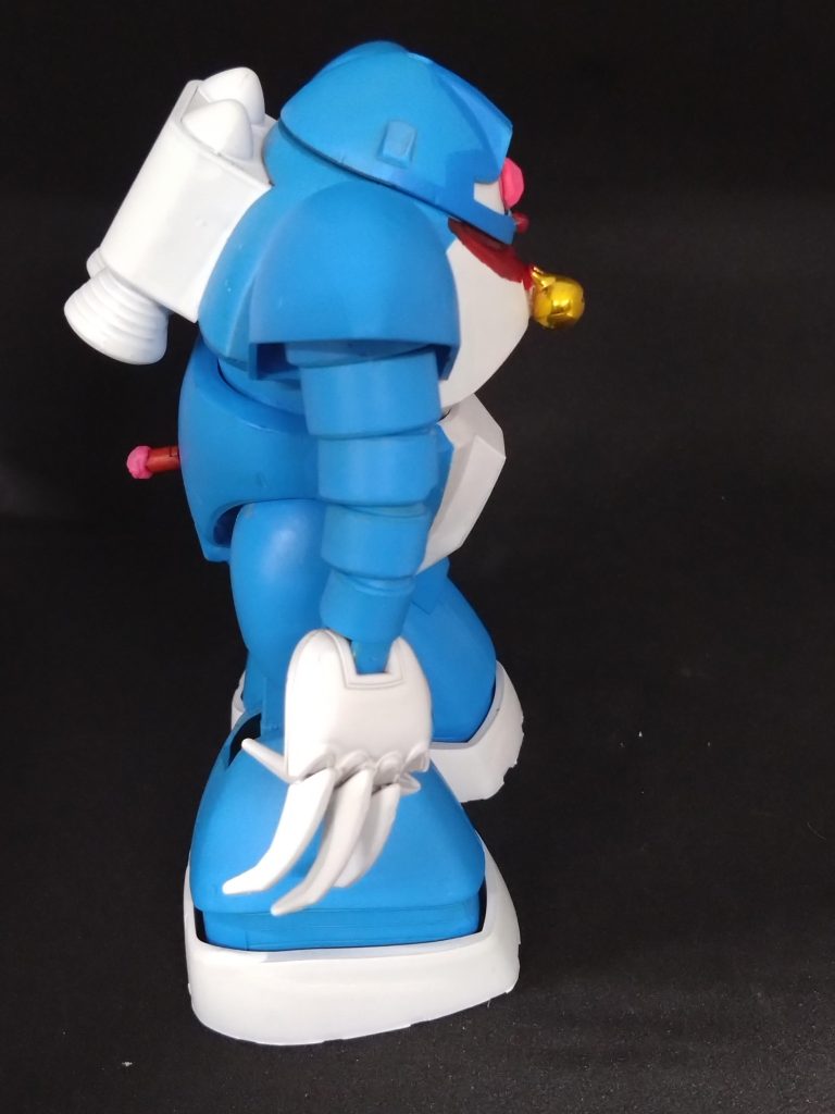 右側面モノアイはラメシールを貼りました。少しでっぱりすぎですがドラえもんなので問題ありません?