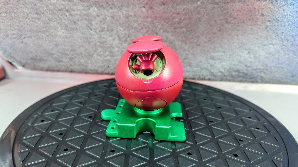 乾かしてトップコートも吹いて、いざ組み立てると…なんか同色で色が違う…うまく吹けなかったりして、重ね塗りの回数が変わってしまったのが原因かもしれません…トップコートも時々玉になって…色も浸食したのか変わってしまって…乾燥時間の問題でしょうか…ただガンダムマーカーで直接塗るよりははるかにマシでした。特に台座は上手く塗れた気がします。