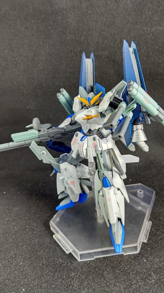 ダブルビームライフルを構えて基本的にはポーズ固定として作っていますが若干のポーズはとれます膝はインコムを搭載しているという設定