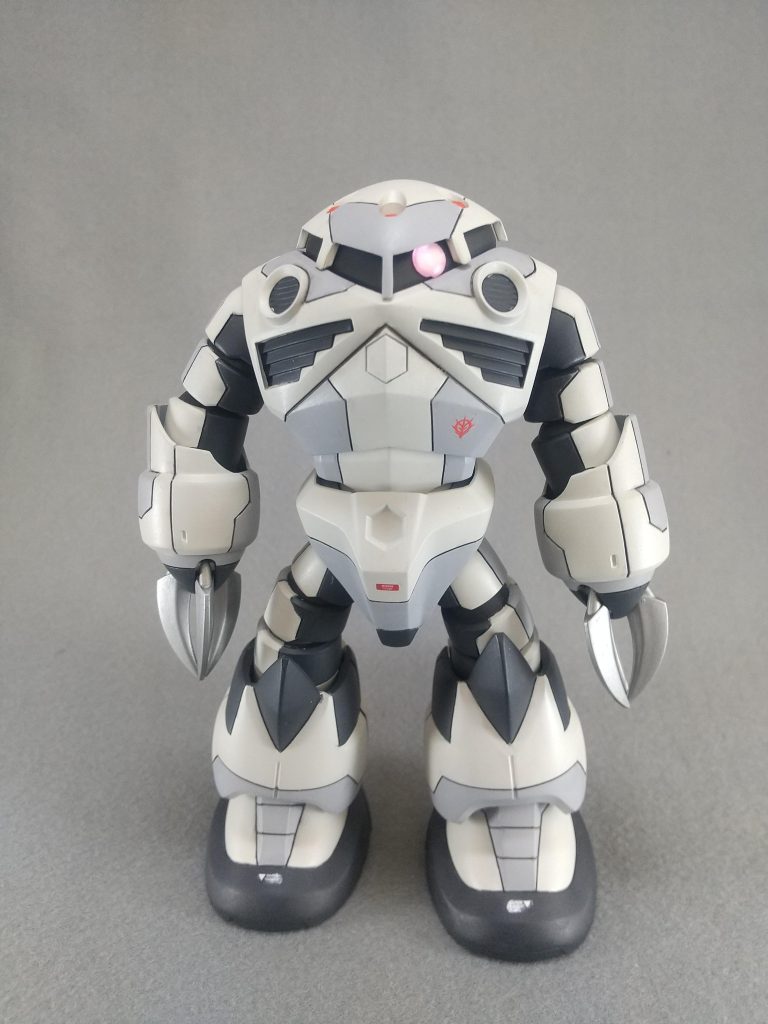 正面。モノアイはダイソーのデコシールを使ってみました。