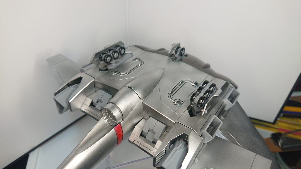 ひっくり返して車輪を出すと３点着地の形になります。何気に凝ってます。