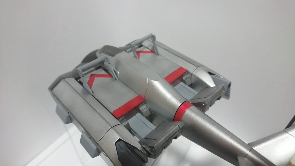 MS登場時にはこういうギミックが。ちゃんと足を載せる部分もスライドして変形するという、何気にすごい技術ですｗ忘れてましたが、後ろ左右のバーニアも上下に向きがかえられます。ガンプラ、と呼ぶにはちょっと苦しいかもですが、これ単体でも、他MSと組み合わせても楽しい、面白いタイプのガンプラでした。塗装しちゃうと乗っけるのが怖いですがｗ