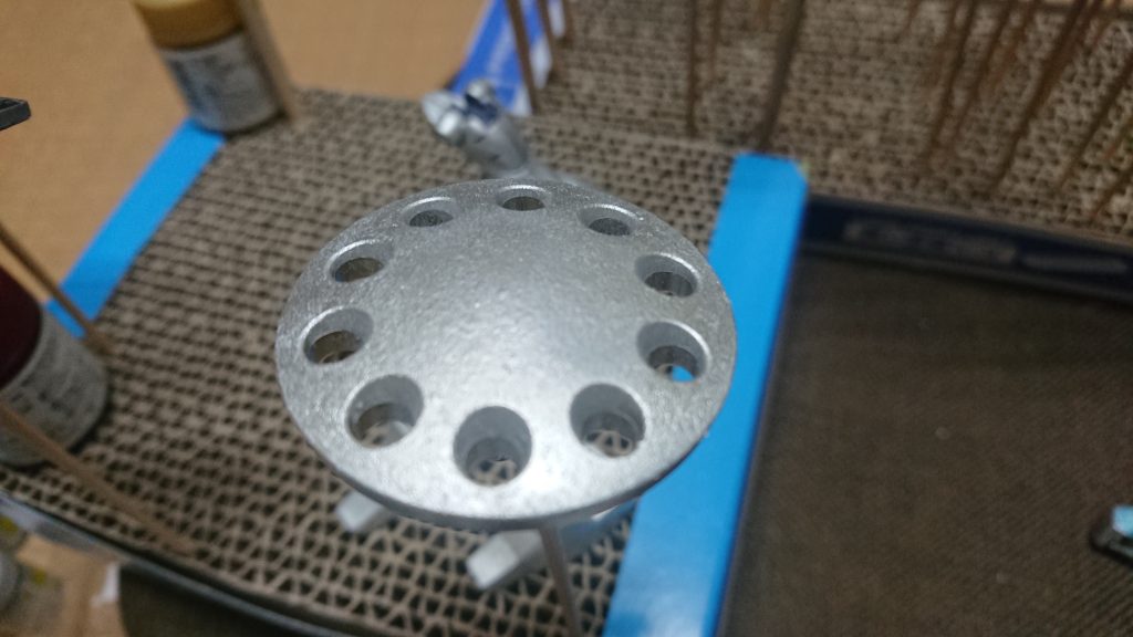 濃い目のパテをちょっと穂先を切った筆でまっすぐ押し付けるみたいにするだけであら不思議、簡単に鋳造っぽくなりました。これ発見した人凄いです。その上にシルバー、その上にクリアブラックを吹き付け、とどめにつや消し、と定番の塗り方を。自分、これしか知りませんからw関節部、バックパック、シールド裏はグラファイトブラックをそのままです。