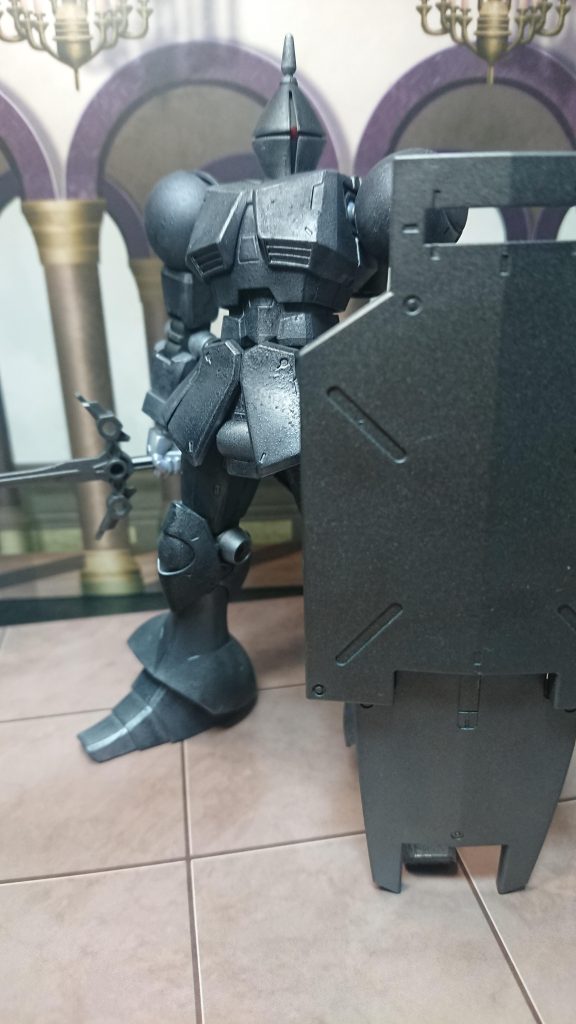 本当は某ARPGの黒い騎士を作りたかったんですが、ちょっと色々と断念。途中でこれ、同シリーズの塔の騎士っぽい気がしたので急遽大盾を持たせてみたり。(大盾は境界戦機の機体より)それはそうと、リバイブギャンでしたが、思った以上に動きますね。さすが二代目です。