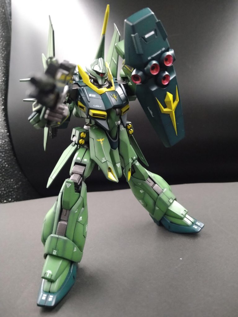 ボディの合わせ目は上下分割から、前後分割に変更しました