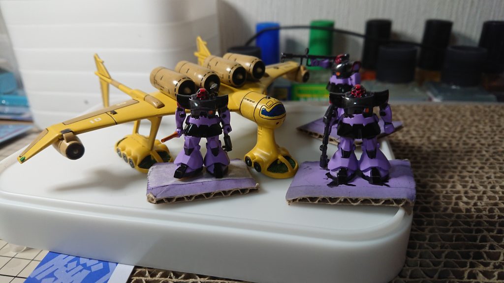 ミデアとドムの塗装が完了したところです。この時点でジオラマを作ってみようと^^;