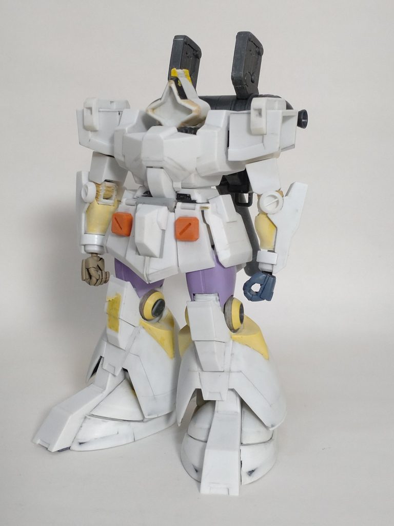 白色がプラ板、黃色がパテで大部分をスクラッチしました。