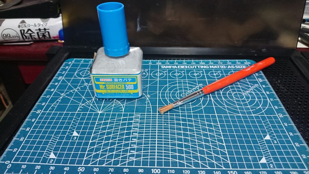 GW中に棚から発掘されたいつ買ったか分からない溶きパテを発見+割といい感じに溶剤が揮発されてた+ちょうどエアブラシ掃除用のブラシが良い感じに開いてきたので買い換えてた、と、タイミング的にお膳立てされてたのでせっかくだからやってみました。
