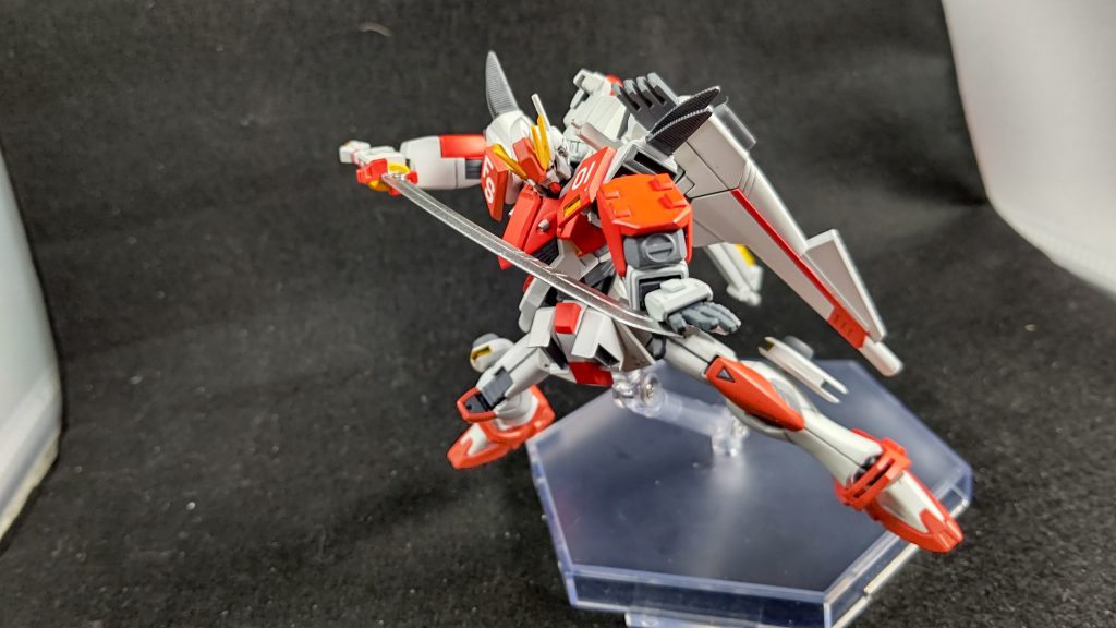 内部のガーベラストレートはそのまま残しているため使用可能左手はビームシールドからアイフィールドユニットに変更しているというオラ設定