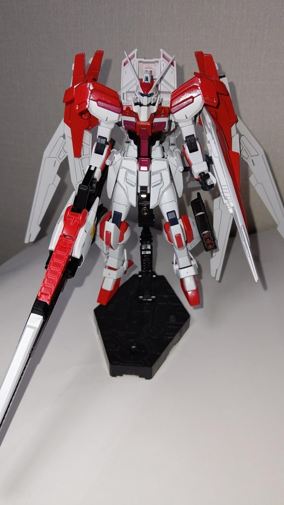 脚部のブースターに余っていたミサイルポッド、胸部にはエース機感を出したかったのでダブルオーのパーツをつけてみました。