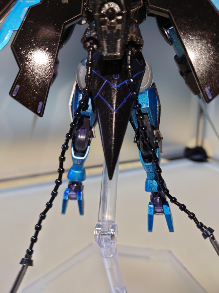 バックスカートは延長して、ケーブルはビーズで作成しました。黒のパーツの墨入れはメタリックブルーでやったのですが、分かりづらいですねもっと明るい色でやるてきだったなと、撮影しながら思いました